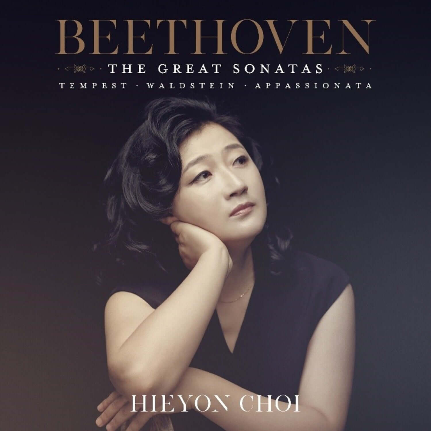 CHOI HEEYEON - [, , ] - Album Kpop : couverture avec la chanteuse, fond sombre, marque CHOI HEEYEON, visuel élégant