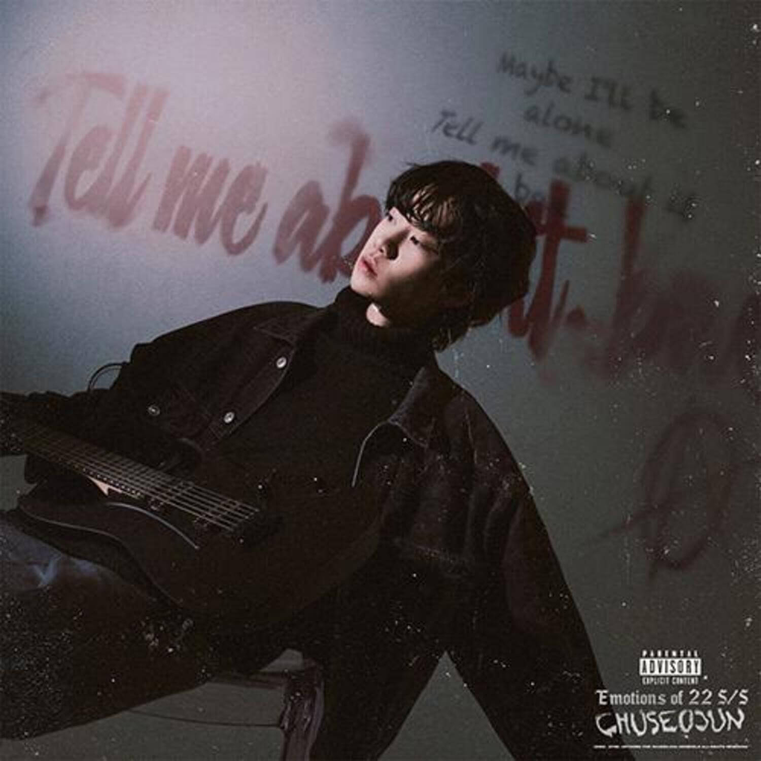 CHU SEO JUN - [Emotions of 22S/S] - Album Kpop : portrait sombre, texte “Emotions”, ambiance urbaine et audacieuse.
