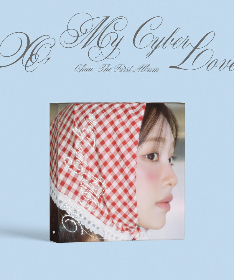 CHUU - The First Album [XO, My Cyberlove] (Love Ver.) - Album Kpop : cover photo CHUU, fond bleu clair, style Love