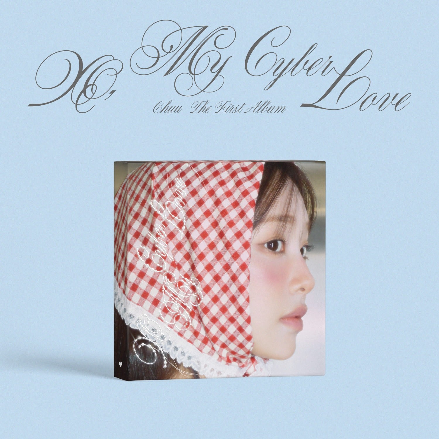 CHUU - The First Album [XO, My Cyberlove] (Love Ver.) - Album Kpop : cover photo CHUU, fond bleu clair, style Love