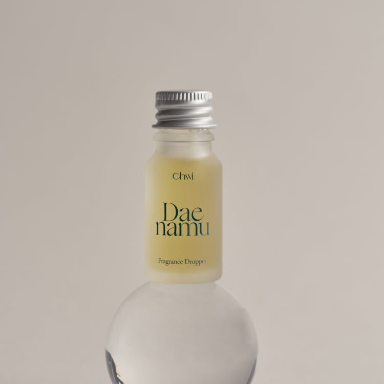 CHWI (CHI) Dae Namu Frangrance Dropper 10ml : flacon goutte à goutte sur fond beige, marque CHWI visible.