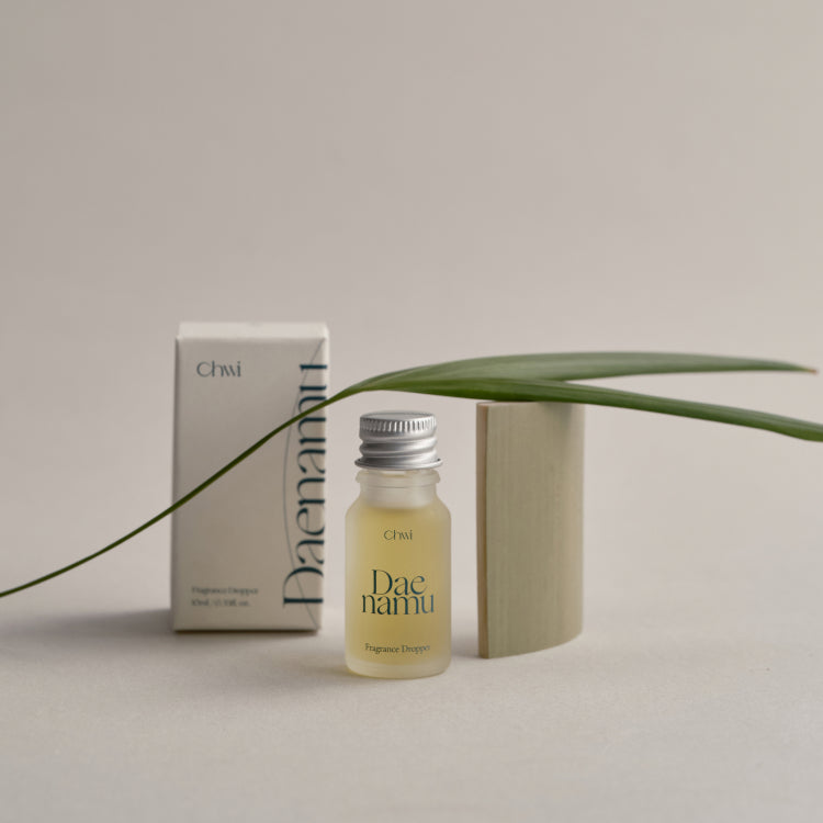 Photo du CHWI (CHI) Dae Namu Frangrance Dropper 10ml, bouteille CHWI sur fond beige, boîte et flacon vert.