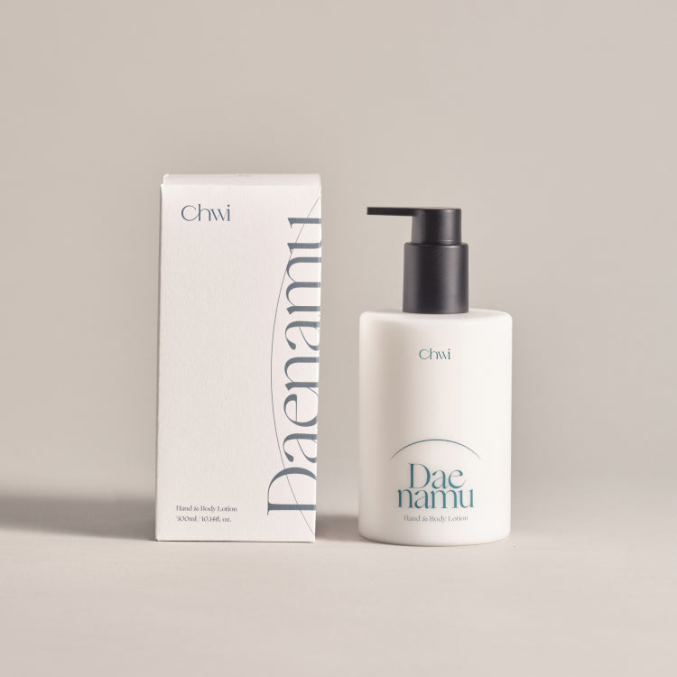 CHWI (CHI) Dae Namu Hand & Body Lotion 300ml, marque CHWI, flacon et boîte sur fond beige, contexte studio.