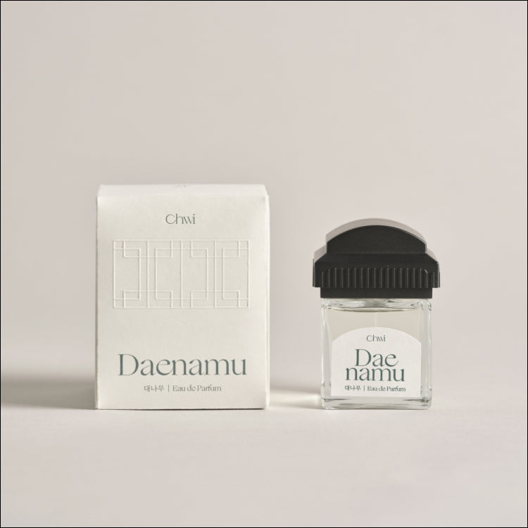 CHWI (CHI) Eau De Parfume 50ml Daenamu, flacon noir et boîte, fond clair, vue produit en studio.