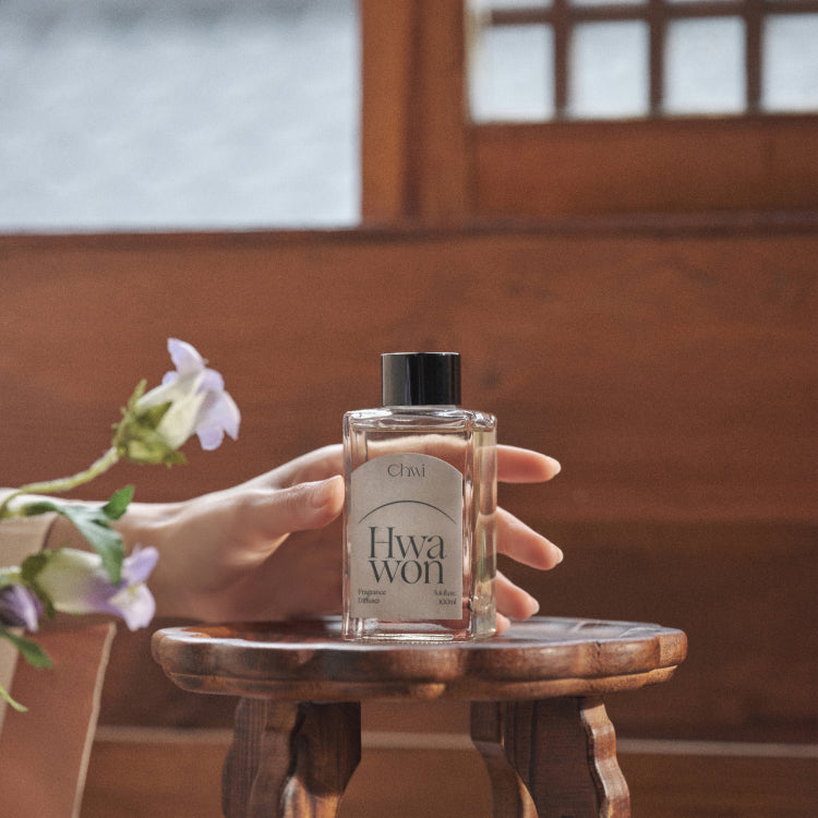 CHWI (CHI) Hwa Won Diffuser 100ml de la marque CHWI, sur une table en bois avec fleurs, ambiance maison relax