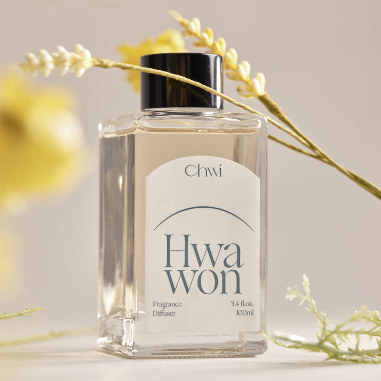 CHWI (CHI) Hwa Won Diffuser 100ml : flacon transparent sur fond clair, fleurs et tiges sèches, marque Chwi en gros plan.