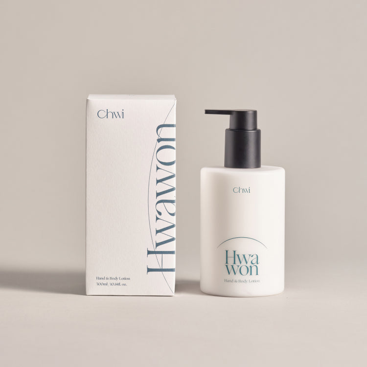 CHWI (CHI) Hwa Won Hand & Body Lotion 300ml, produit Chwi sur fond clair, flacon et boîte en visuel studio