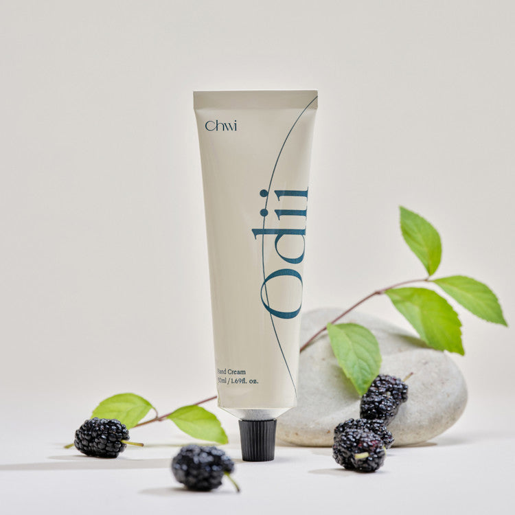 CHWI (CHI) Odii Hand Cream 50ml : tube beige sur fond clair, baies et feuilles, marque Chwi, crème mains