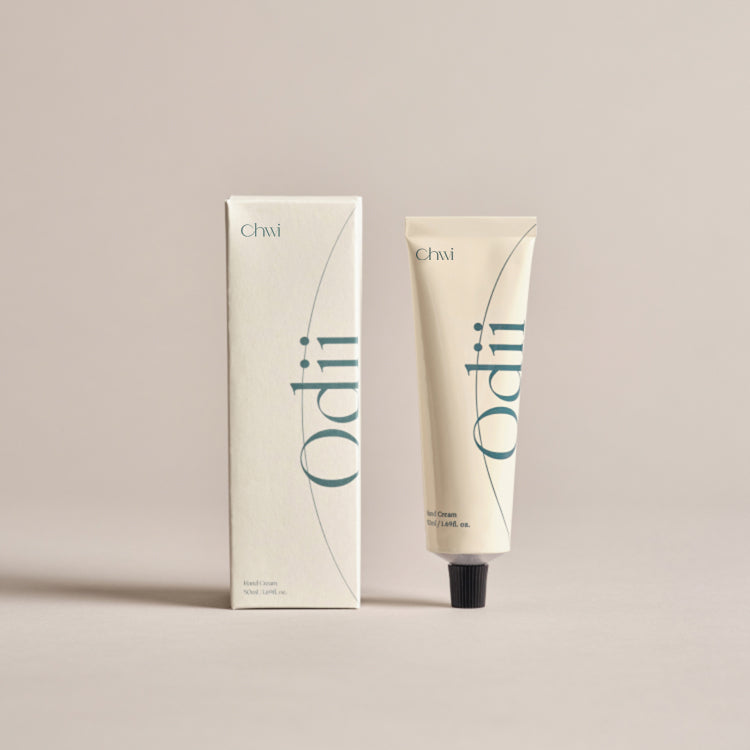 CHWI (CHI) Odii Hand Cream 50ml, tube et étui sur fond clair, marque CHWI, ambiance produit beauté.