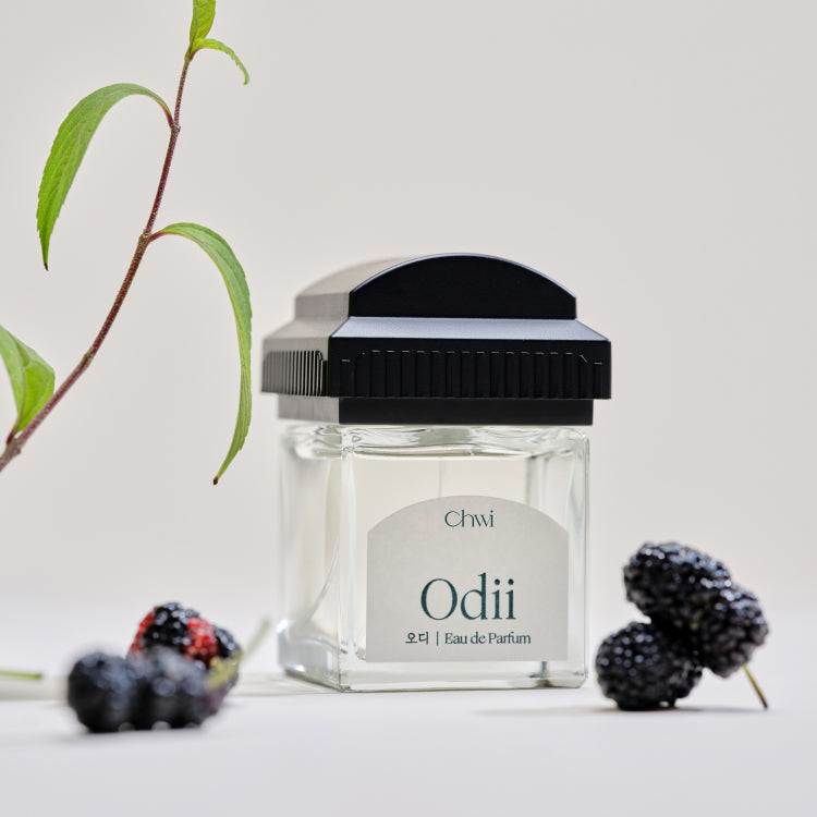 CHWI (CHI) Odii Parfume 50ml : flacon noir, baies et feuilles sur fond clair, contexte naturel, marque CHWI (CHI).