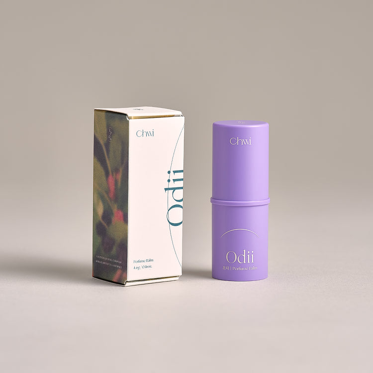CHWI (CHI) Odii Parfume Balm 4.6g : baume parfumé violet de la marque CHWI, en boîte et tube sur fond clair.