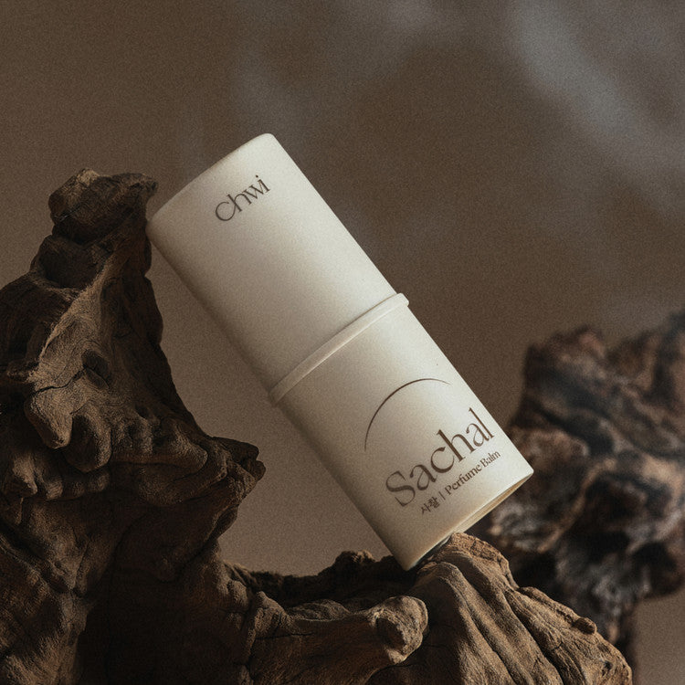 CHWI (CHI) Parfume Balm 4.6g de marque CHi, baume parfumé sur fond pierre, ambiance naturelle et élégante.