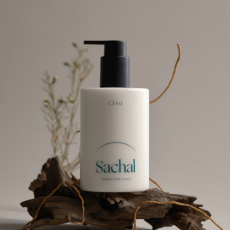 CHWI (CHI) Sachal Hand & Body Lotion 300ml, flacon blanc CHI sur bois, décor végétal, fond beige.