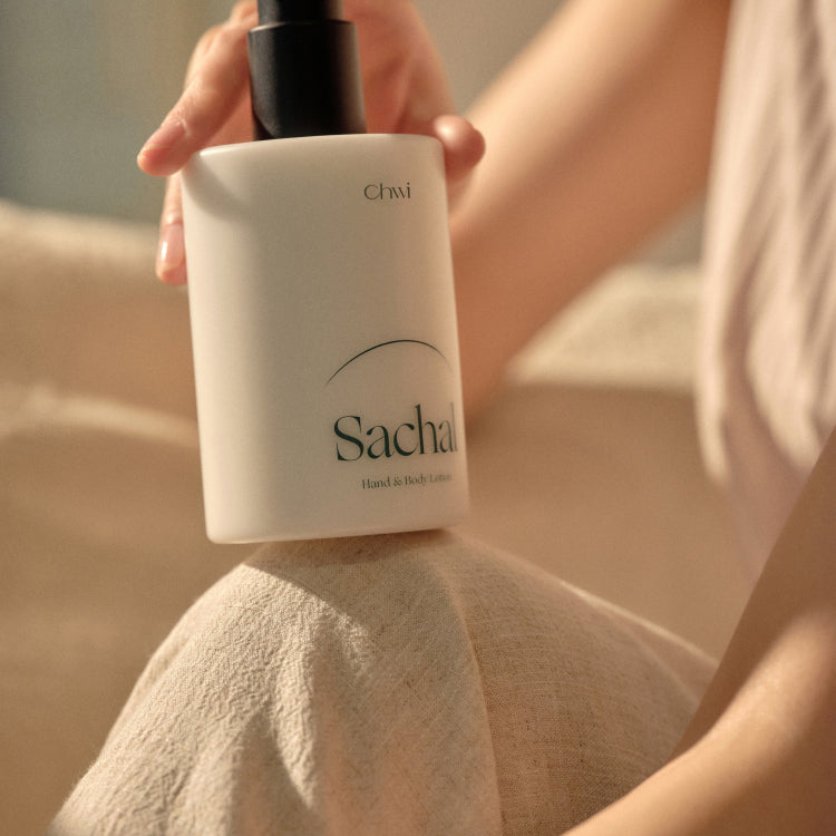 Main tenant CHWI (CHI) Sachal Hand & Body Lotion 300ml en flacon blanc, marque CHWI, ambiance salle de bain