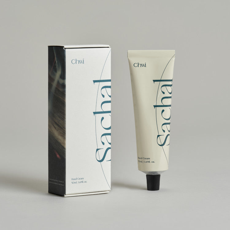 CHWI (CHI) Sachal Hand Cream 50ml, marque Chwi, crème pour mains en tube et étui sur fond clair.
