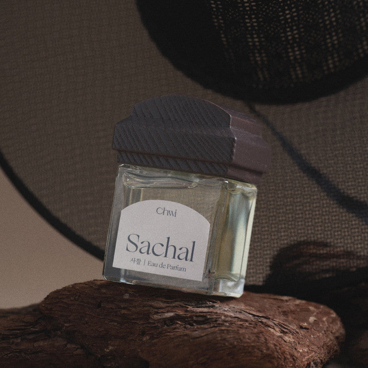 CHWI (CHI) Sachal Parfume 50ml: flacon posé sur bois, marque CHWI, ambiance élégante, lumière douce.