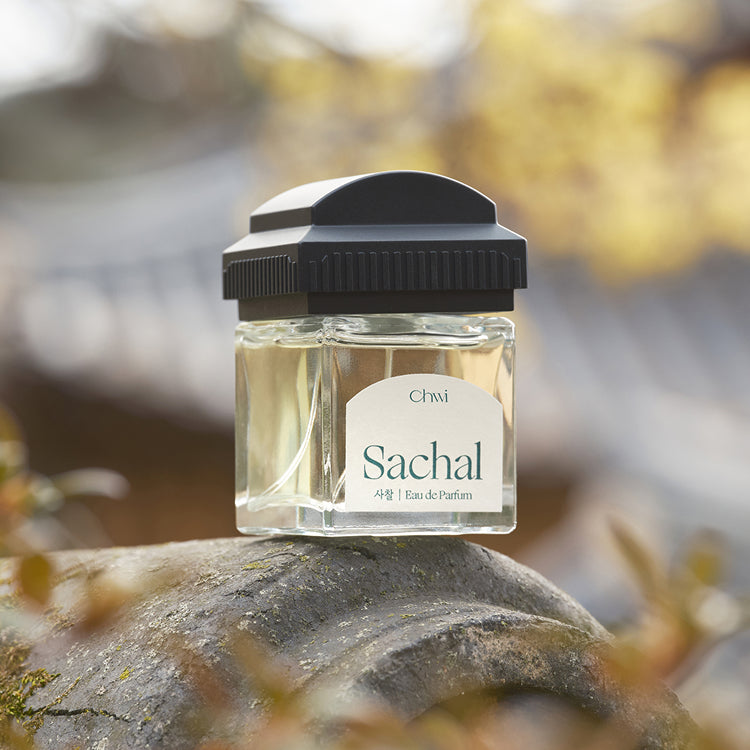 CHWI (CHI) Sachal Parfume 50ml, flacon sur pierre en extérieur, marque CHWI, parfum oriental.