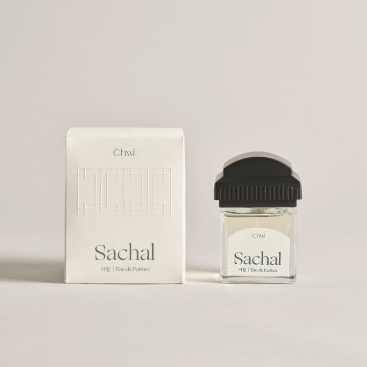 CHWI (CHI) Sachal Parfume 50ml, flacon sur fond clair avec boîte de la marque Chwi, décor minimaliste.