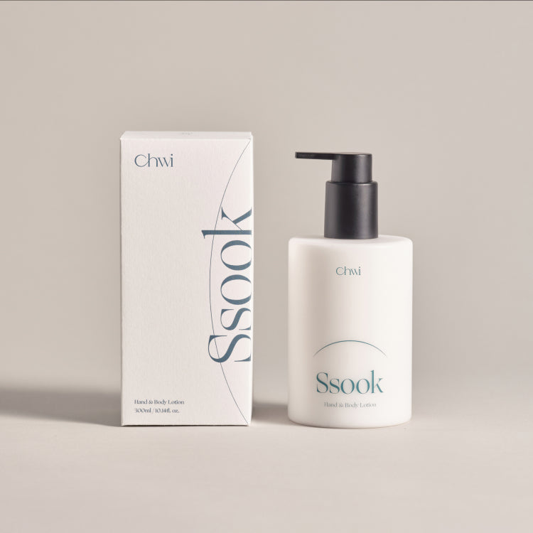 CHWI (CHI) Ssook Hand & Body Lotion 300ml de la marque CHWI, flacon avec pompe et coffret, fond clair studio.