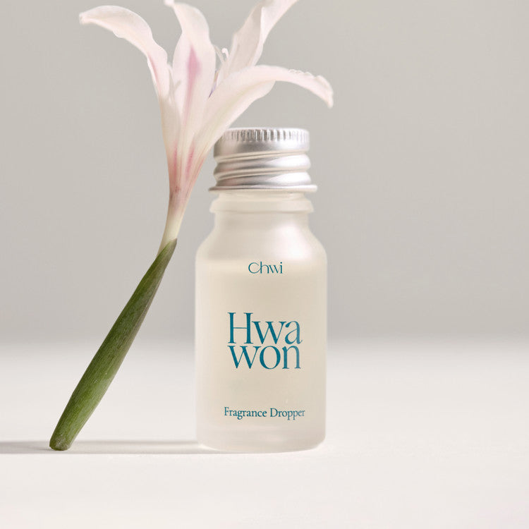 CHWI (CHI) Wha Won Fragrance Dropper 10ml, flacon CHWI sur fond clair avec fleur en contexte visuel élégant