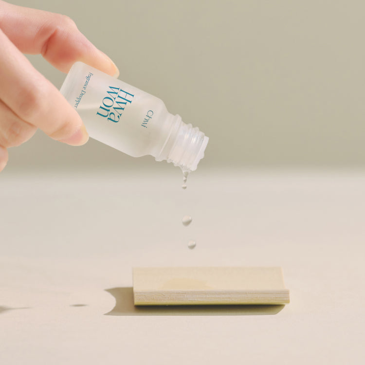 CHWI (CHI) Wha Won Fragrance Dropper 10ml, marque CHWI, main verse quelques gouttes sur fond beige, contexte visuel parfum