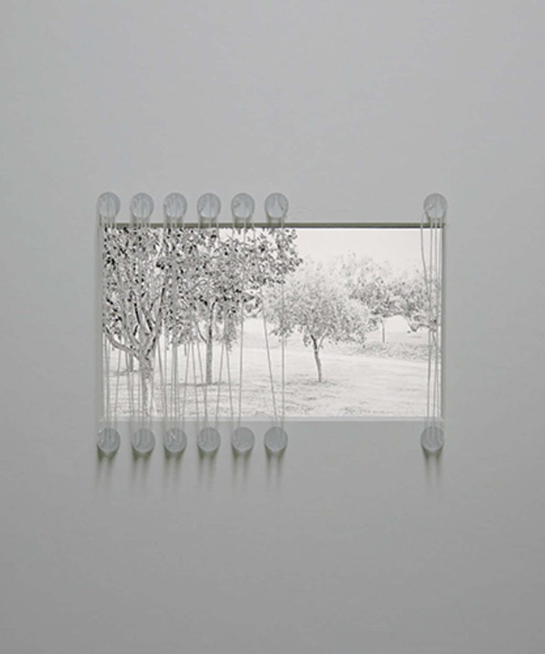 CHZZ! - [behind room] - Album Kpop CHZZ! : visuel minimal blanc, arbres et rideau de perles, étagère fond gris.
