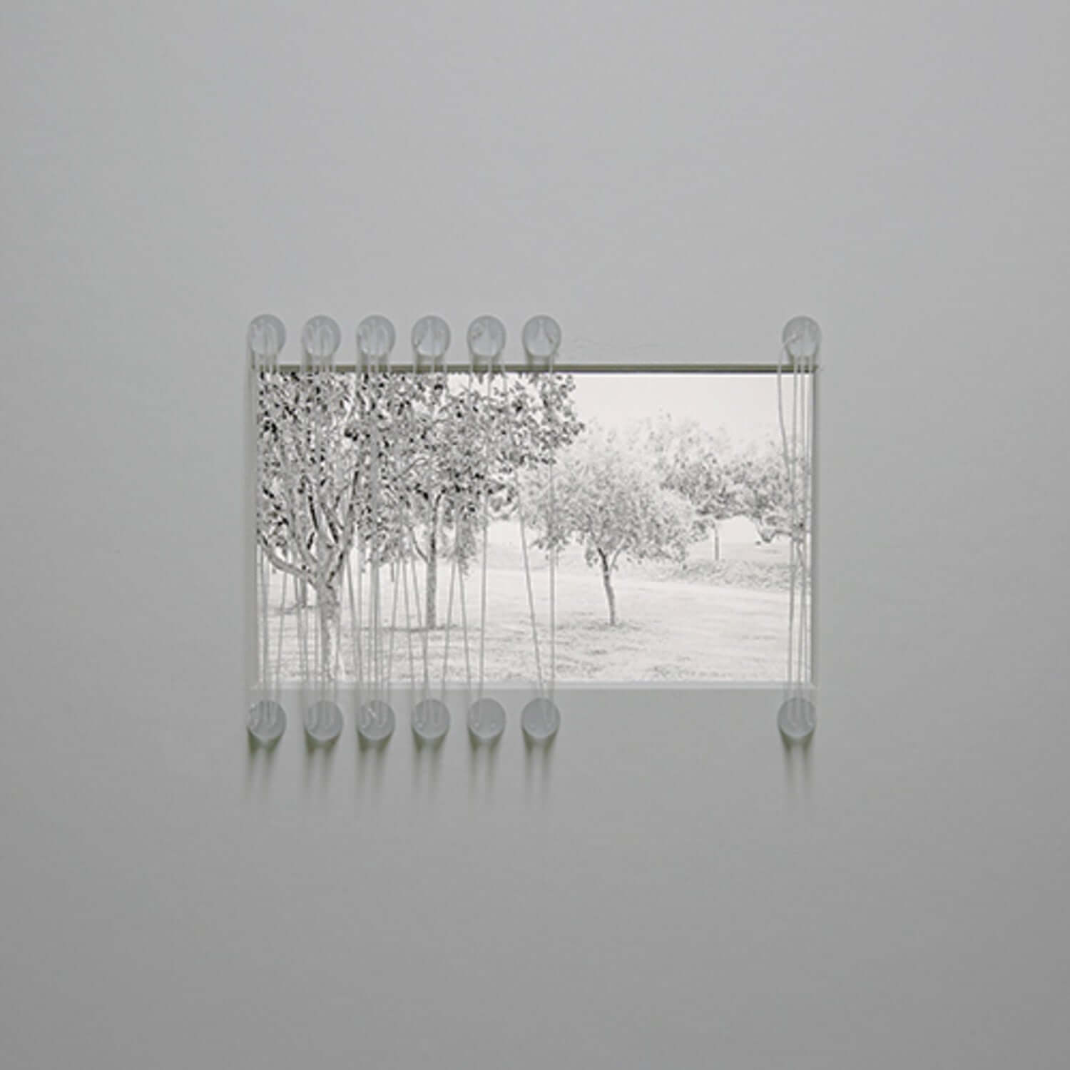 CHZZ! - [behind room] - Album Kpop CHZZ! : visuel minimal blanc, arbres et rideau de perles, étagère fond gris.