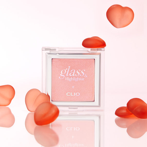 CLIO Glass & Highlighter, maquillage en poudre nacrée dans un packaging transparent, ambiance romantique avec cœurs rouges.