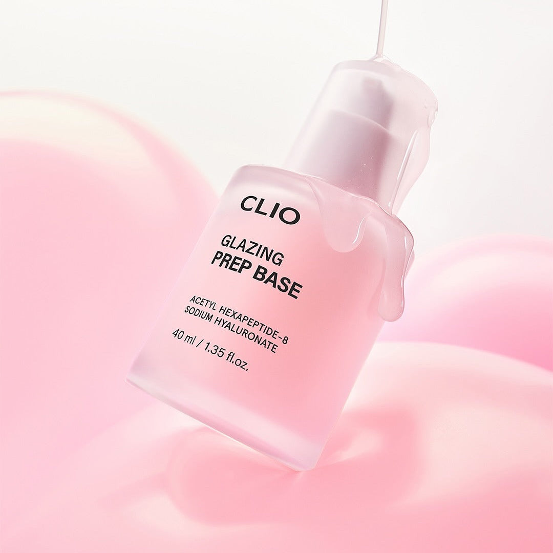 CLIO Glazing Prep Base 40ml de la marque CLIO, flacon rose sur fond pastel, contexte beauté maquillage.