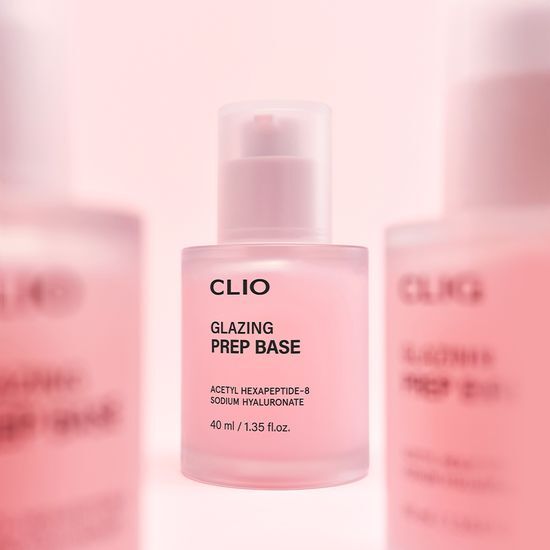 CLIO Glazing Prep Base 40ml de la marque CLIO, flacon cosmétique sur fond rose, vue produit en studio.