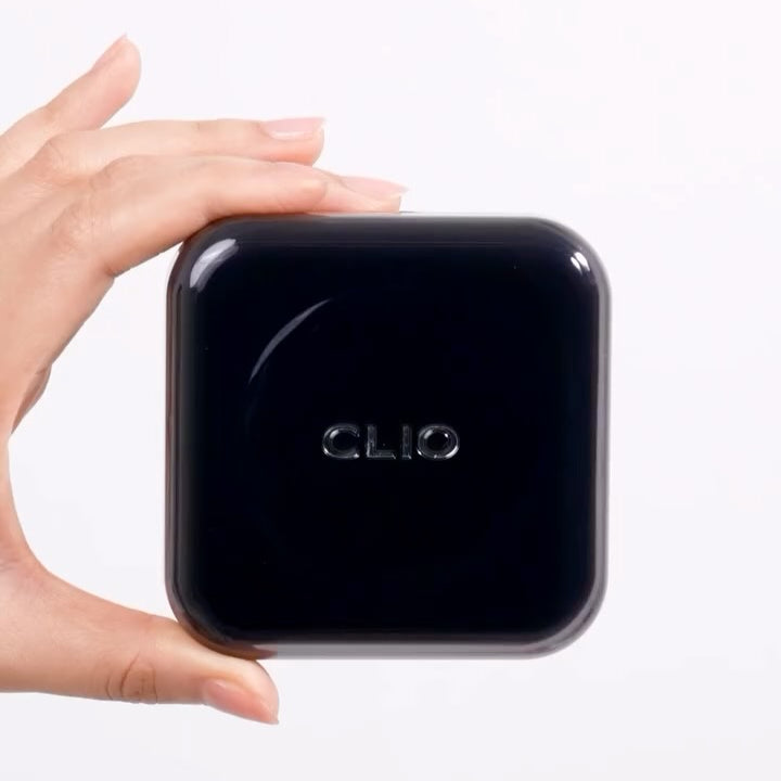 CLIO Kill Cover Founwear Cushion Set (Products+Refill) de la marque CLIO, boîtier noir tenu par une main sur fond clair