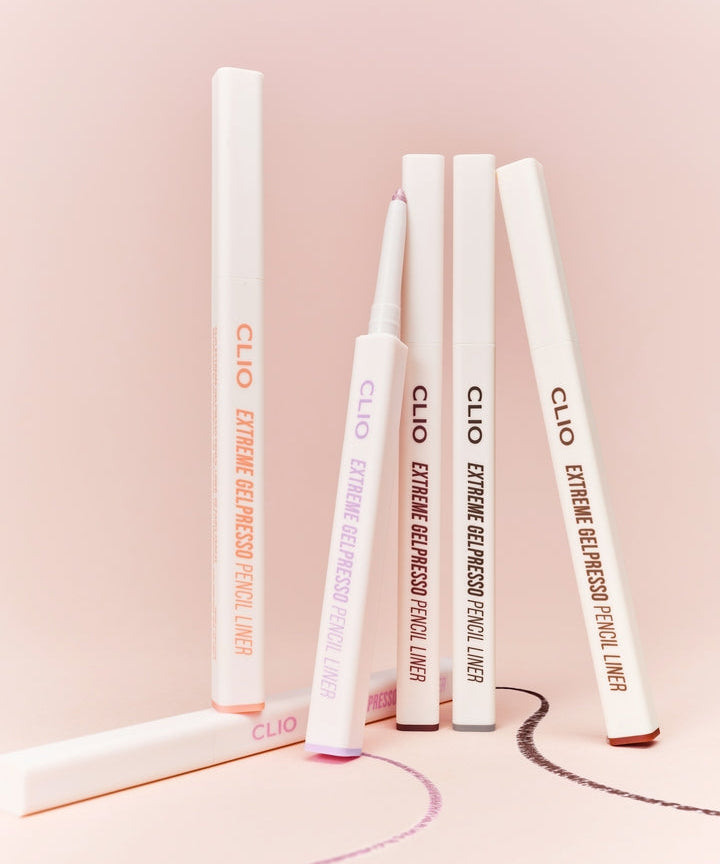 CLIO  NEW Extreme Gelpresso Pencil Liner, crayons eyeliner de la marque CLIO sur fond rose, maquillage.