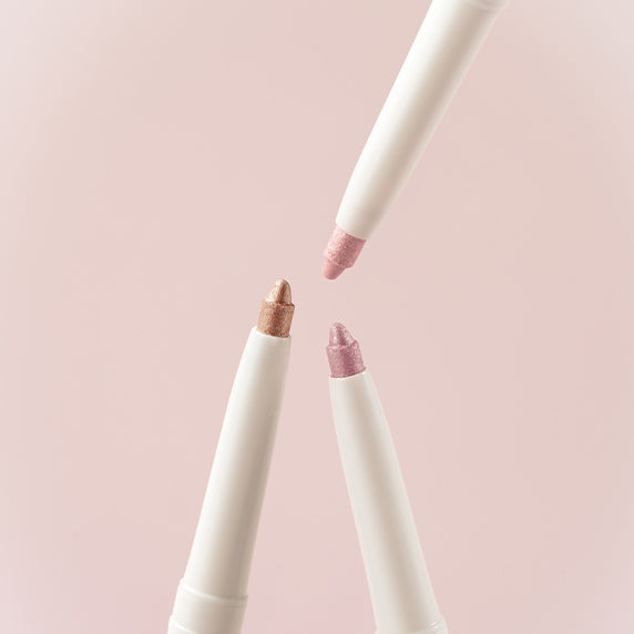 CLIO  NEW Extreme Gelpresso Pencil Liner, crayons yeux rosés sur fond rose, présentation maquillage de marque CLIO.