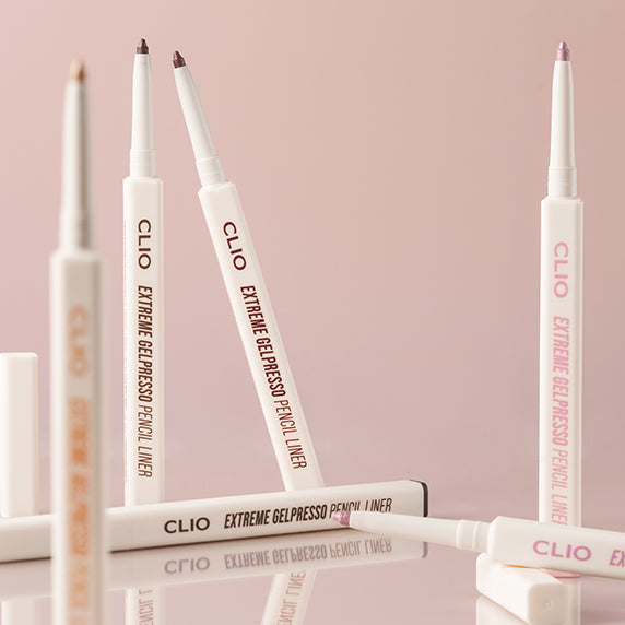 CLIO  NEW Extreme Gelpresso Pencil Liner de la marque CLIO, crayons maquillage alignés sur fond rose, vue produit.