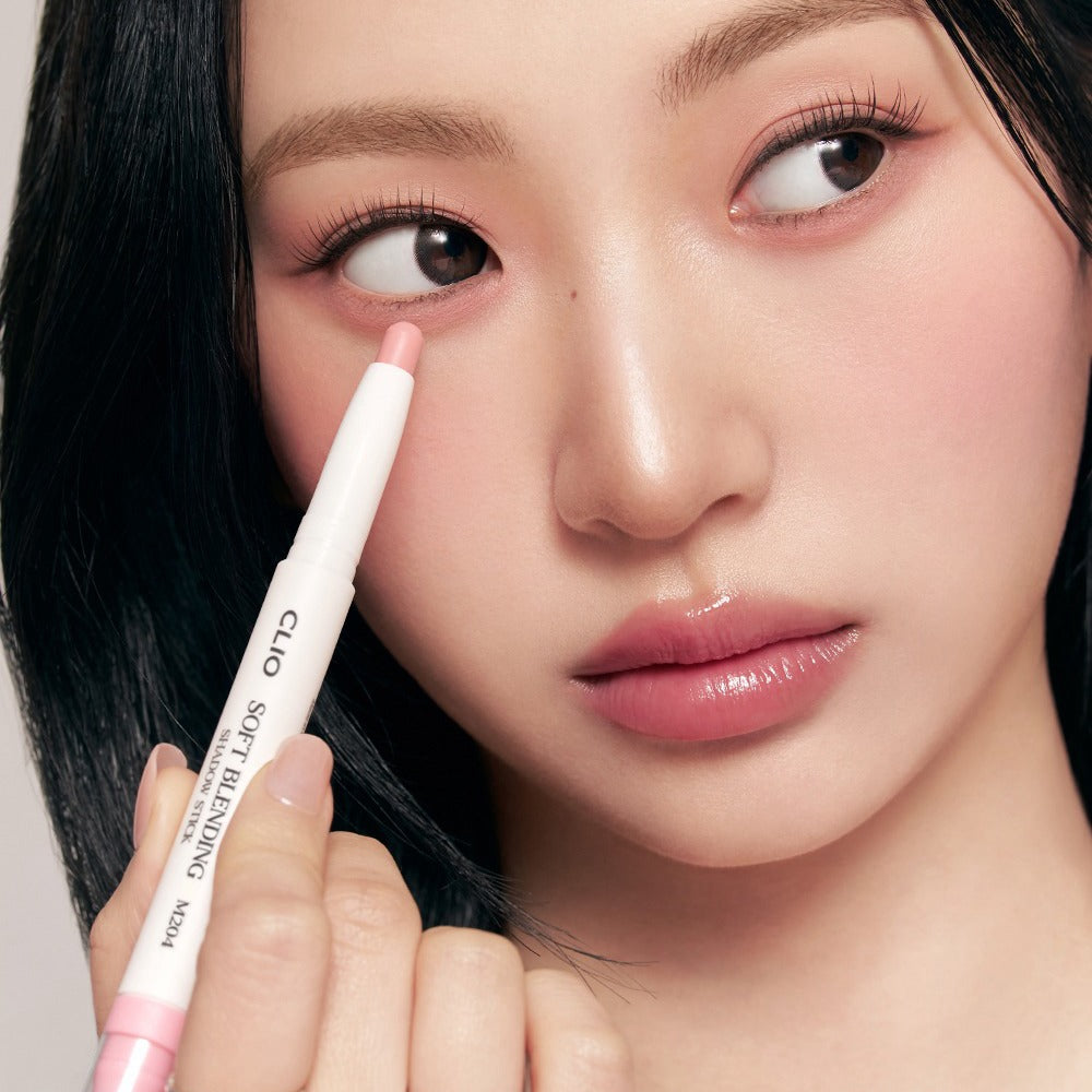CLIO  Soft Blending Shadow Stick : maquillage des yeux, main appliquant le stick sur visage, gros plan beauté.