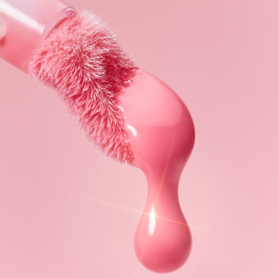 CLIO Volume Mate Blur Tint/Gloss : flacon brillant rose et applicateur mousse, visuel maquillage en gros plan.