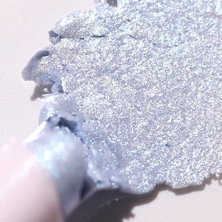 COLORGRAM Soft Jelly Stick 3g de la marque COLORGRAM, texture gelée bleue scintillante sur fond lumineux
