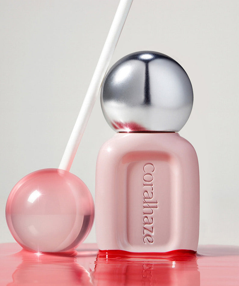 CORALHAZE Dew Drop Tint 4.5g de CORALHAZE, flacons roses et goutte rosée sur fond clair, visuel maquillage