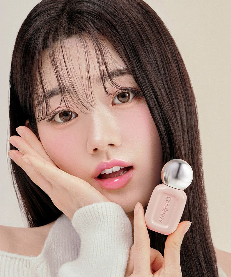 CORALHAZE Dew Drop Tint 4.5g, maquillage lèvres en douceur : une femme tient le produit, fond clair, style beauté.
