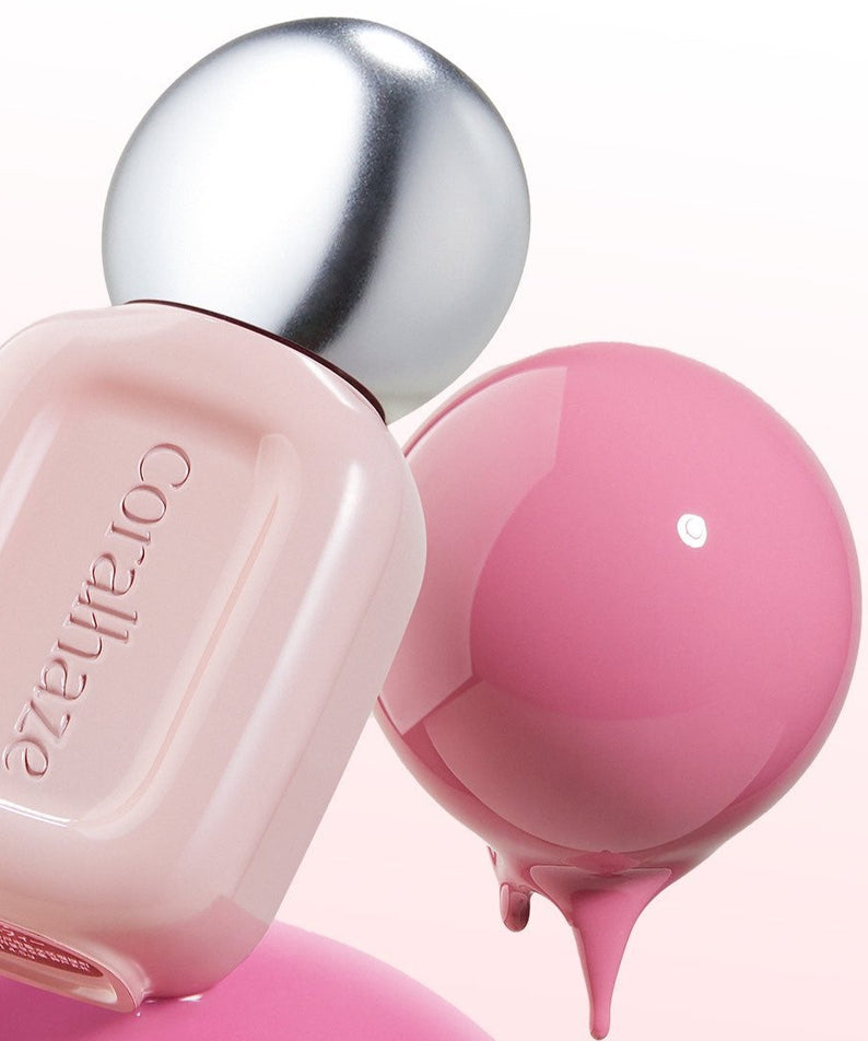 CORALHAZE Dew Drop Tint 4.5g, marque CORALHAZE, baumes gouttes roses sur fond clair, packshot beauté.