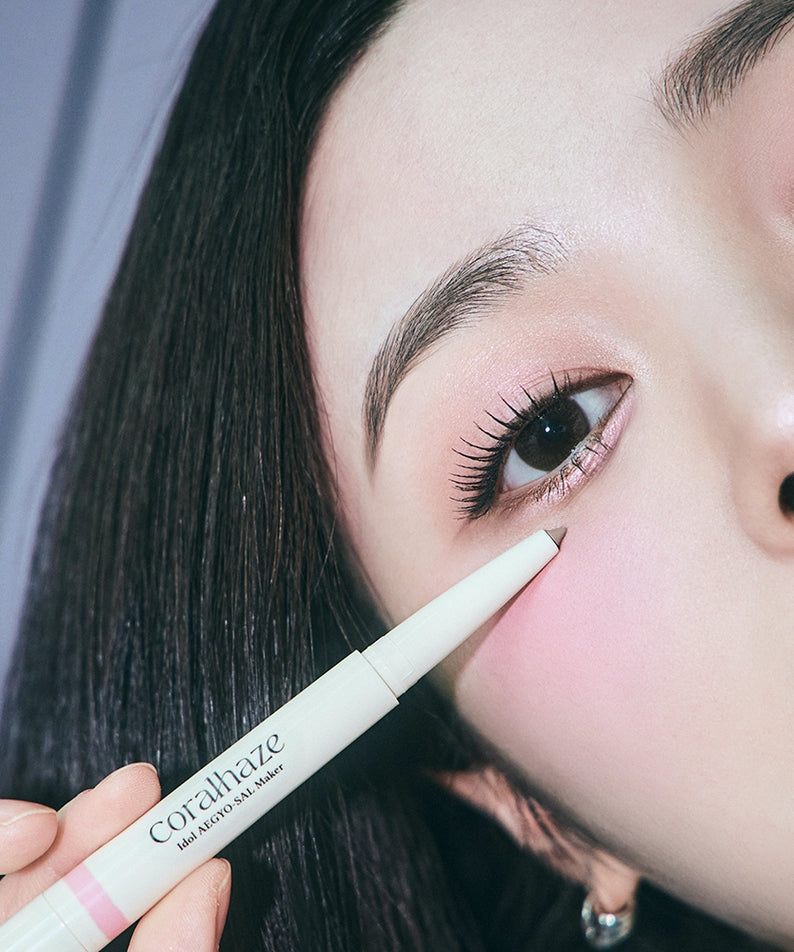 Femme utilisant le CORALHAZE Idol Aegyo Sal Maker pour un look glamour et naturel d'oeil.