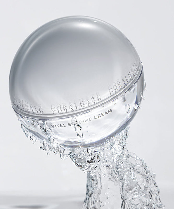 CORALHAZE Vital Ection Cream 50ml de la marque CORALHAZE, pot avec eau et gouttes sur fond blanc, esthétique soin visage.