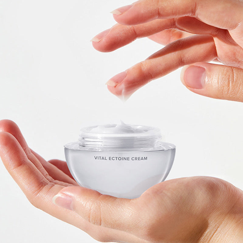 CORALHAZE Vital Ection Cream 50ml, pot crème blanc tenu par des mains, contexte soin beauté sur fond clair.