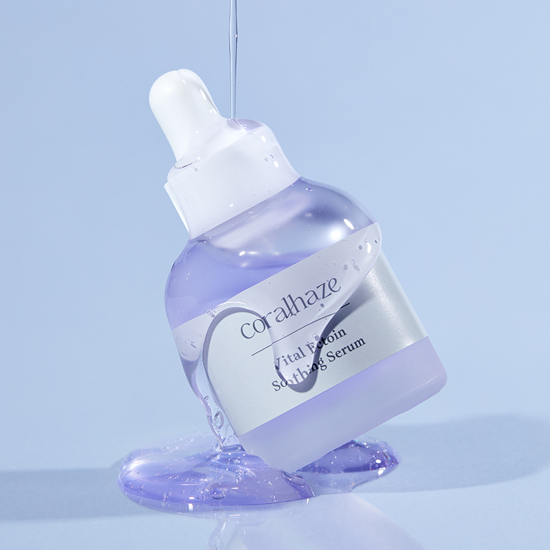 CORALHAZE Vital Ection Soothing Serum 30ml : sérum apaisant de la marque, flacon bleu sur fond clair, gouttes et éclats.