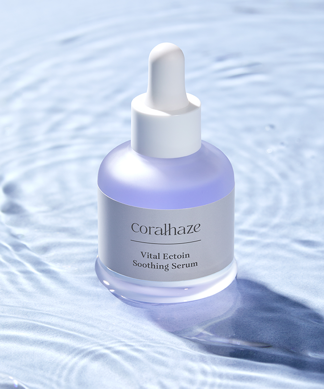CORALHAZE Vital Ection Soothing Serum 30ml, flacon apaisant Coralahaze sur fond eau bleu, ambiance spa.