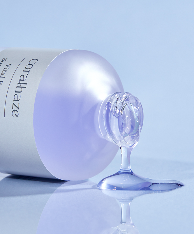 CORALHAZE Vital Ection Soothing Serum 30ml, flacon bleu et sérum versé sur fond bleu clair, effet apaisant.