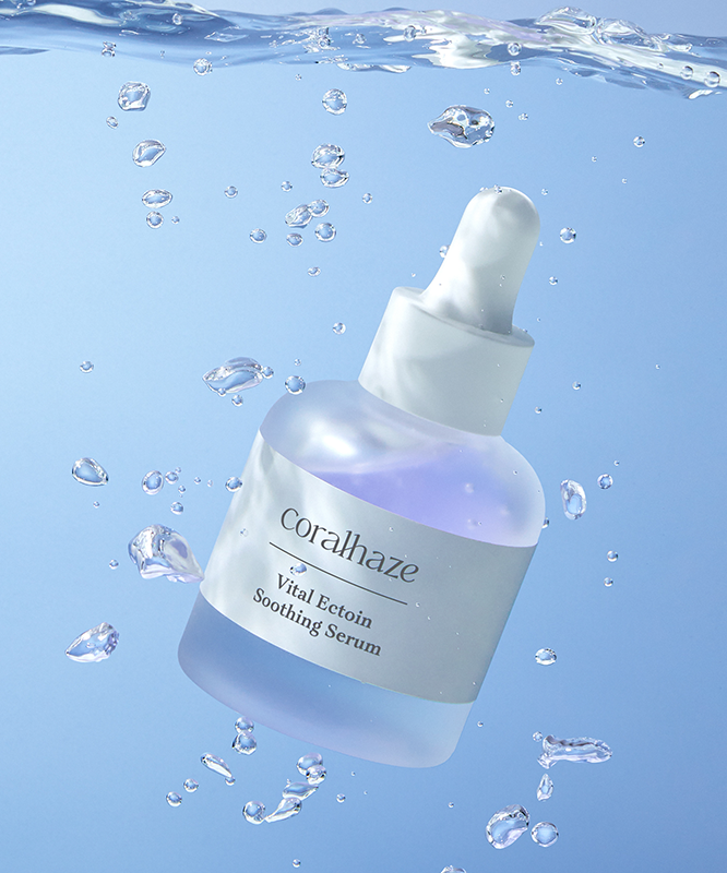 CORALHAZE Vital Ection Soothing Serum 30ml, flacon dans des gouttes d’eau sur fond bleu, ambiance apaisante.