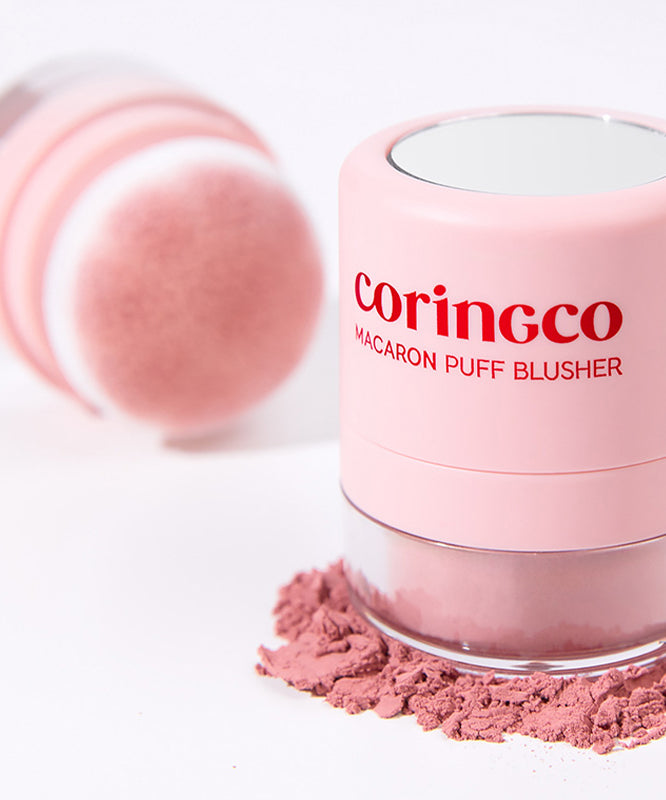 CORINGCO Macaron Puff Blusher de la marque Coringco, flacon rose et poudre, photo maquillage sur fond clair
