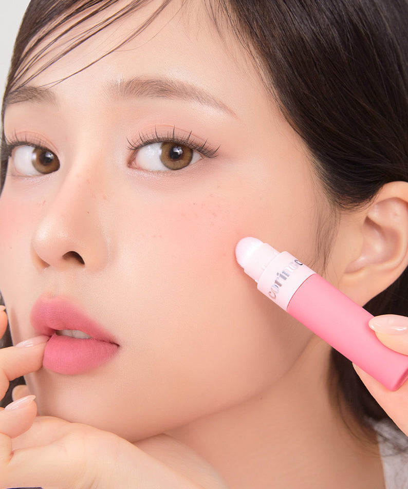 CORINGCO Topping Tip Velvet Lip Tint sur les lèvres, jeune femme appliquant le produit, fond clair, gros plan maquillage