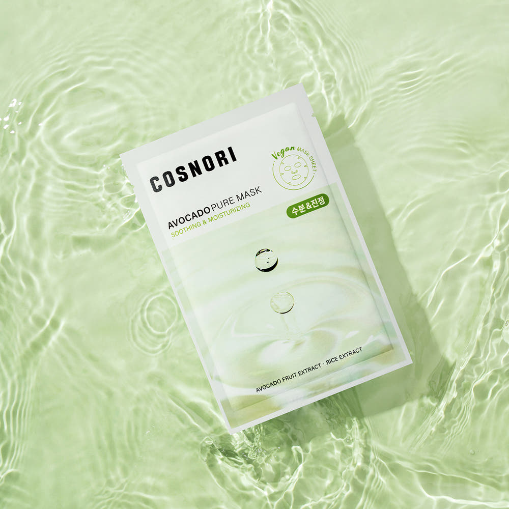 COSNORI Avocado Pure Vegan Mask 10 Sheets, marque COSNORI : masque en feuilles sur fond vert d’avocat et texture spa.